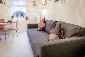 Perushuoneisto | Työpöytä, silitysrauta/-lauta, ilmainen Wi-Fi, vuodevaatteet
