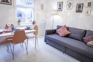 Appartement de base | Bureau, fer et planche à repasser, accès au Wi-Fi (inclus)