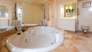 Combined shower/tub, hair dryer, bidet, towels - Apartment Trevi Fountain View, luxurious apartment with stunning views on the Trevi Fountain (Rome)
