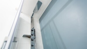Dusche, Haartrockner, Handtücher