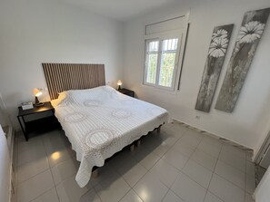 3 habitaciones, tabla de planchar con plancha y ropa de cama 