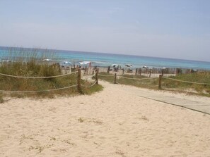 På stranden