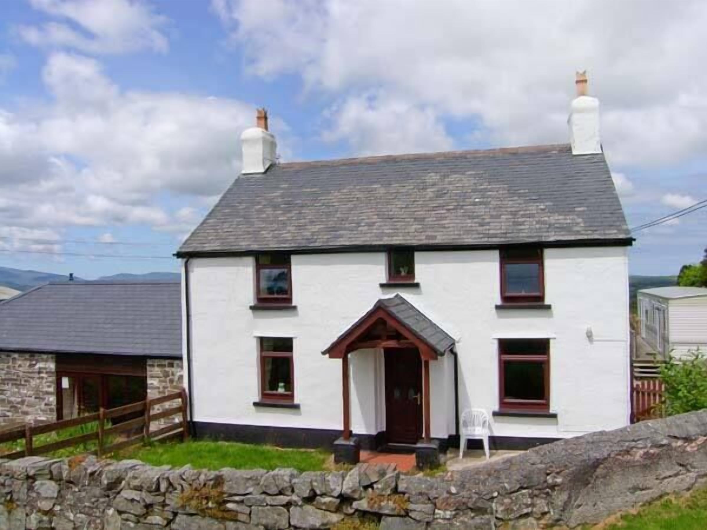 THE OLD FARMHOUSE, pet friendly, with a garden in Llanrwst