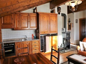 Apartment (2. Stock) | Private kitchen | Full-sized fridge, oven, stovetop, dishwasher - Haus-Aristella (Riederalp)