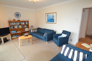 TV, DVD player - Sea Grove -  a bungalow that sleeps 7 guests  in 3 bedrooms (Ventnor)