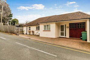 Exterior - Sea Grove -  a bungalow that sleeps 7 guests  in 3 bedrooms (Ventnor)