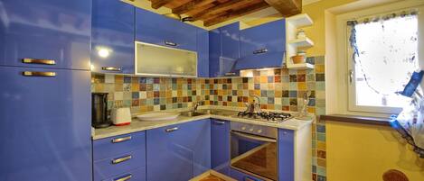 Frigorifero, forno, piano cottura, lavastoviglie