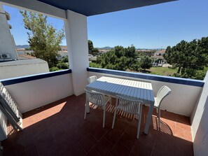 A balcony with a table and chairs, a view of the surrounding landscape, and a clear sky. - TER 21D close to the beach, WiFI, BBQ (Torroella de Montgri)