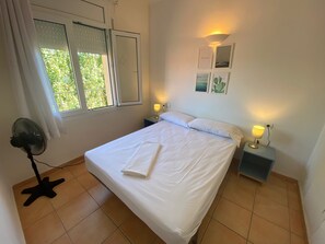 1 slaapkamer, een strijkplank/strijkijzer, beddengoed