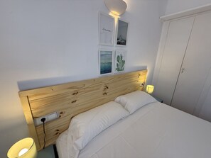 1 chambre, fer et planche à repasser, draps fournis