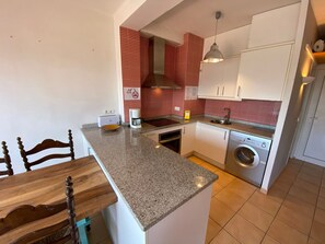 Refrigerador, microondas, horno y cafetera y tetera 