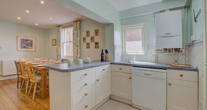 54 Stradbroke Road - Five Bedroom House, Sleeps 9