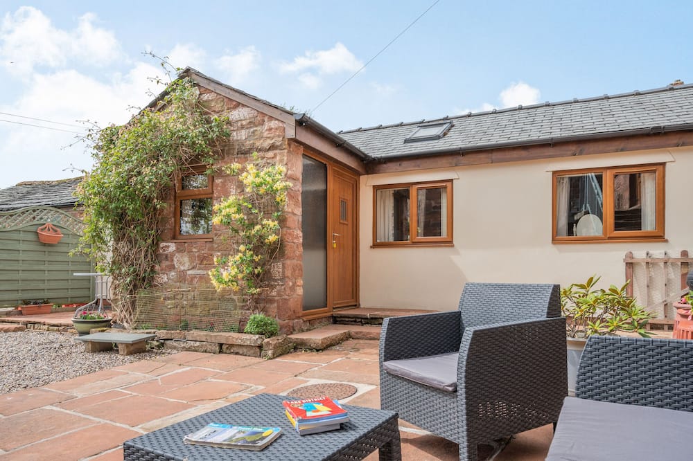 PEA TOP COTTAGE, pet friendly, with a garden in Culgaith