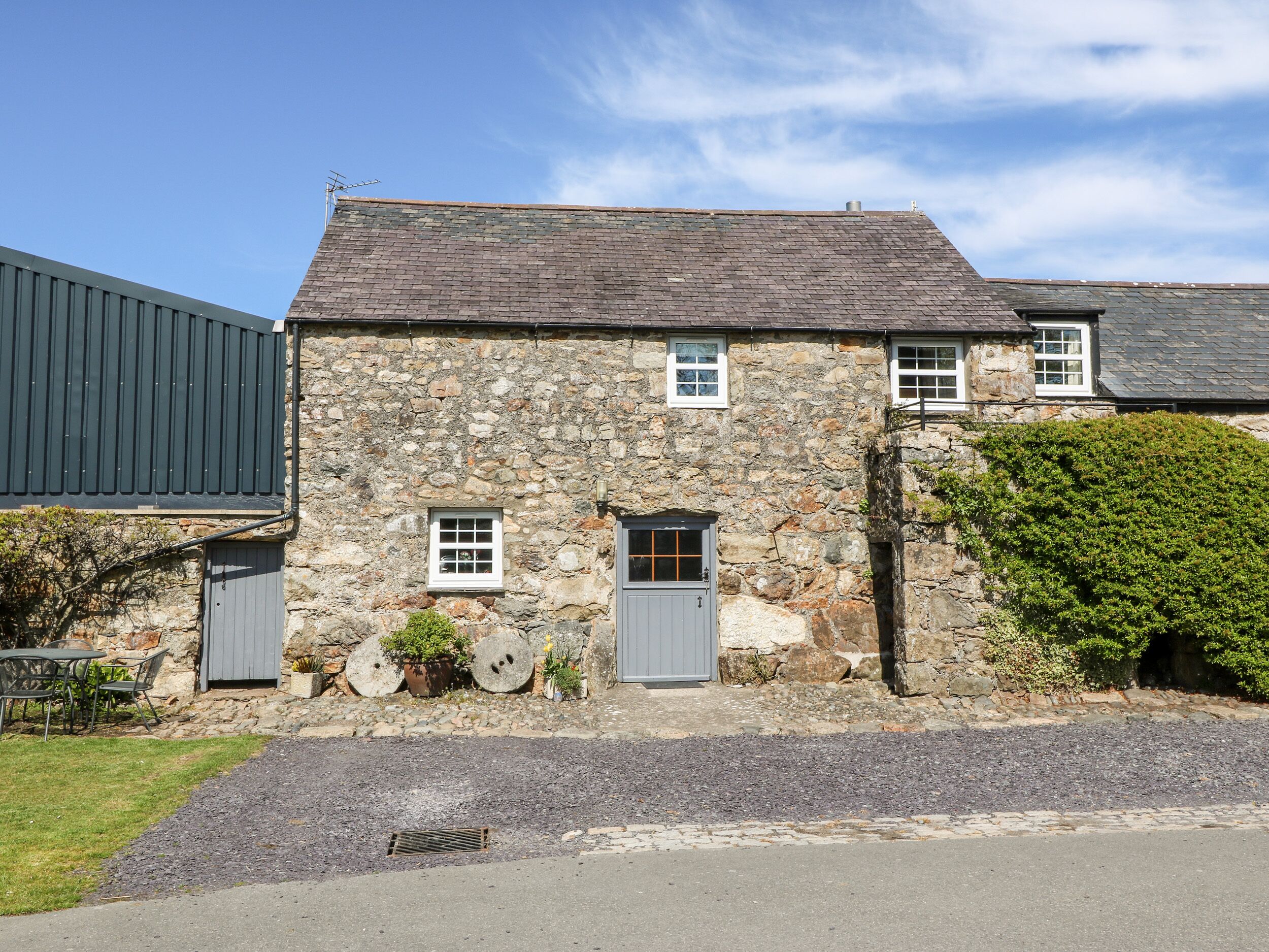 STABLE 2, family friendly, country holiday cottage in Llanbedrog