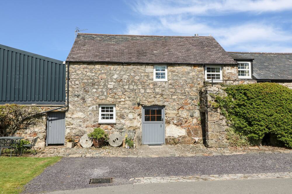 STABLE 2, family friendly, country holiday cottage in Llanbedrog
