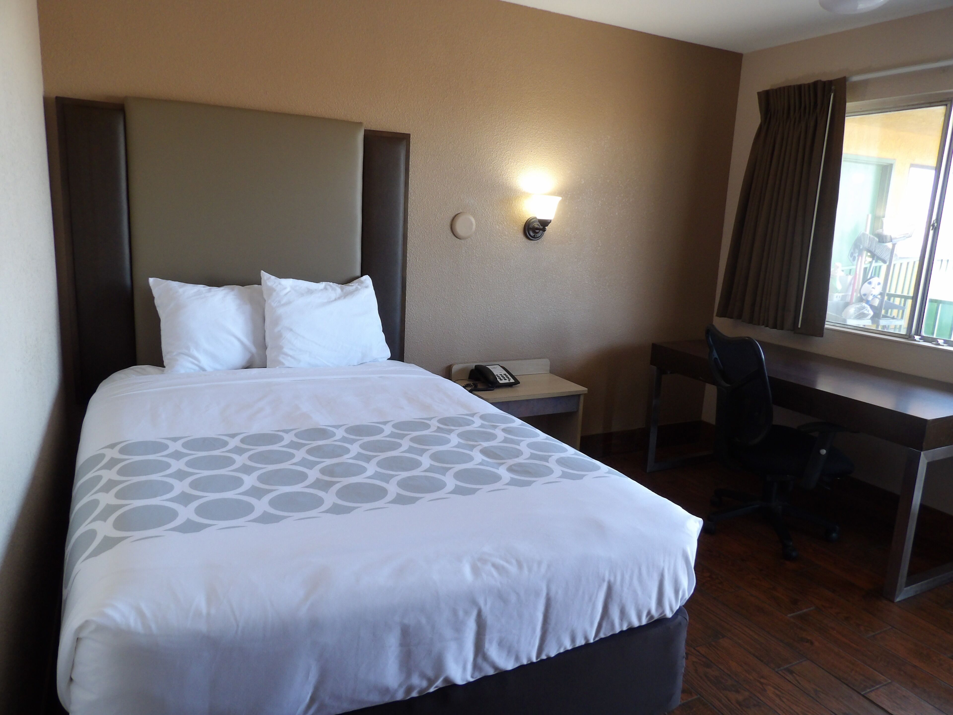 Quarto standard, 1 cama de casal, acessível, para não fumantes | Escrivaninha, Wi-Fi de cortesia, roupa de cama