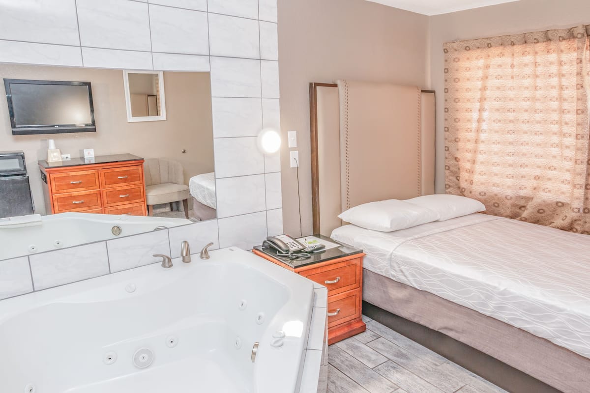 Suite luna di miele, 1 letto matrimoniale, vista piscina | Una scrivania, Wi-Fi gratuito, lenzuola