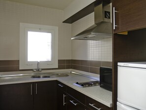 Réfrigérateur, micro-ondes, batterie de cuisine, vaisselle et ustensiles