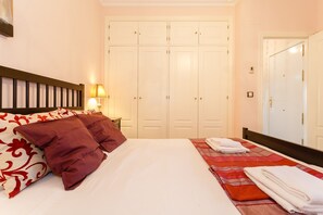 1 slaapkamer, een strijkplank/strijkijzer, gratis wifi, beddengoed