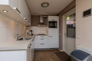 Fridge, microwave, stovetop, coffee/tea maker - Complete, popular island house with steam shower. There is a lockable fence between the garden and t (OUDE-TONGE)