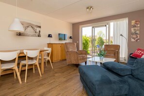 TV - Complete, popular island house with steam shower. There is a lockable fence between the garden and t (OUDE-TONGE)