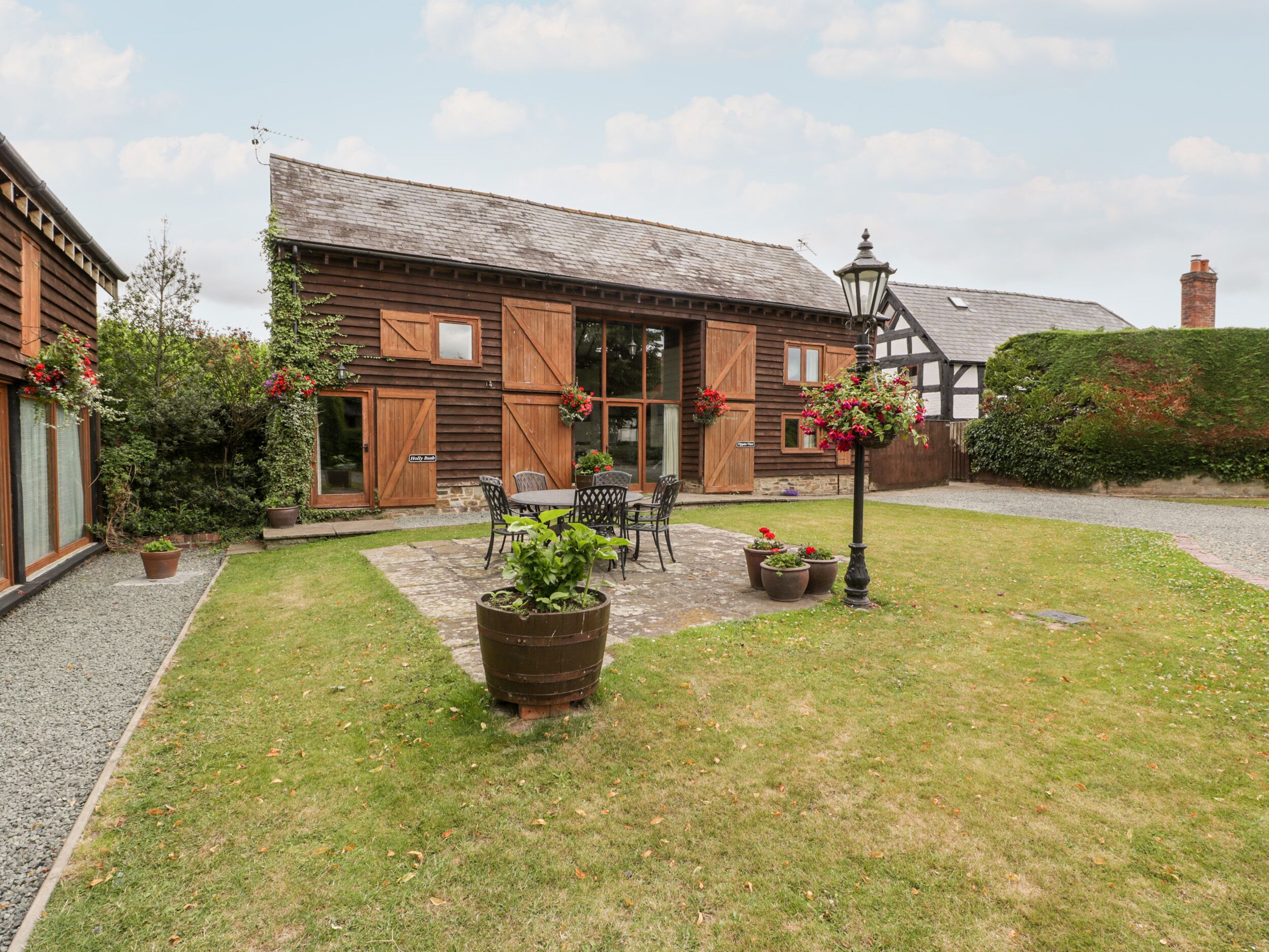 HOLLY BUSH, character holiday cottage, with a garden in Luntley