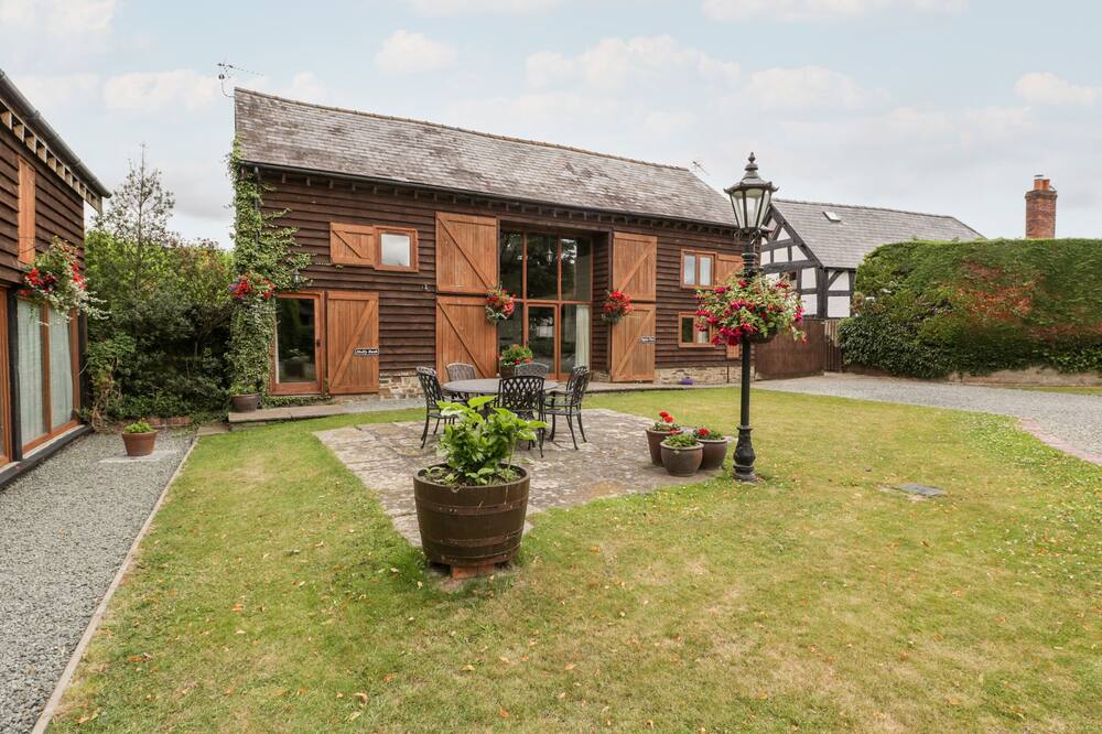 HOLLY BUSH, character holiday cottage, with a garden in Luntley