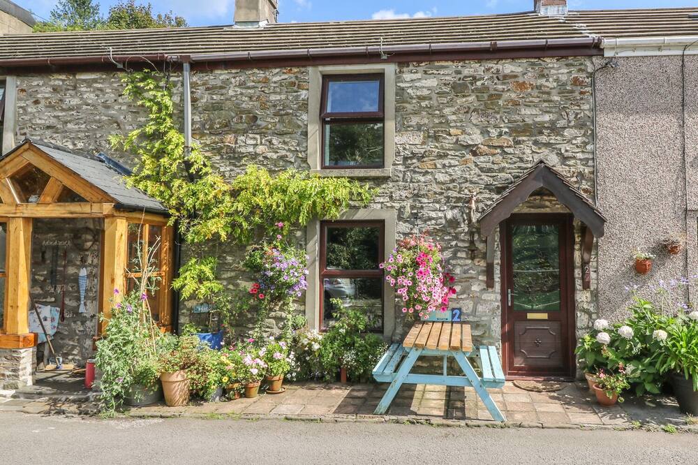 2 GRAIG COTTAGES, pet friendly, with open fire in Burry Port