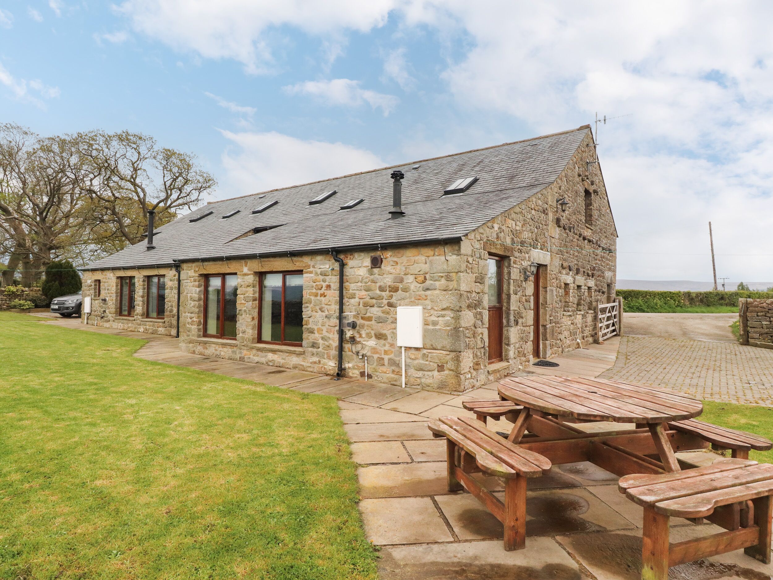 INGLEBOROUGH BARN, pet friendly, with hot tub in High Bentham
