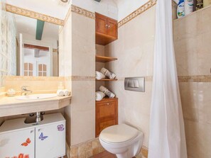 Douche, sĂšche-cheveux, serviettes fournies