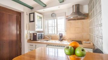 Een koelkast, een microgolfoven, een oven, een broodrooster