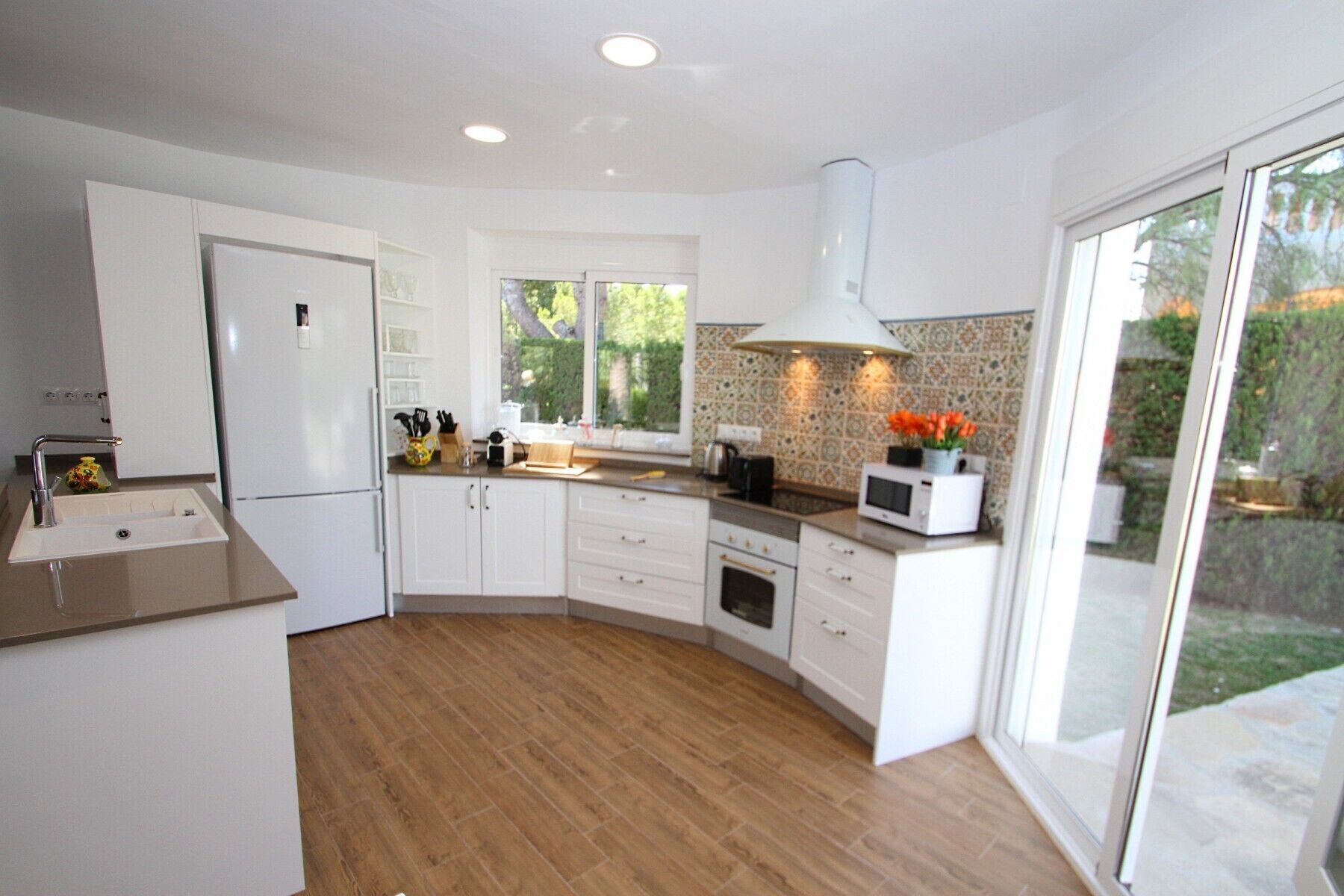 Een koelkast, een microgolfoven, een oven, een vaatwasser