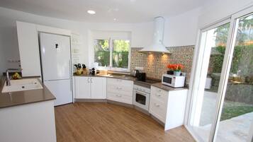 Een koelkast, een microgolfoven, een oven, een vaatwasser