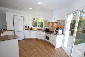 Réfrigérateur, micro-ondes, four, lave-vaisselle