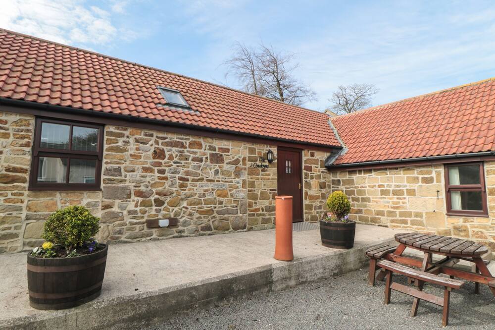 THE COW BYRE, pet friendly, with a garden in Lingdale