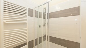 Douche, sĂšche-cheveux, bidet, serviettes fournies