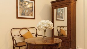 Interior - Ghetto Garden Apartment (Rome)