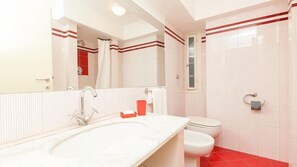 Douche, bidet, serviettes fournies