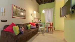 TV - Apartment Trevi Relaxing, beautiful apartment just a few steps from the Trevi Fountain (Rome)