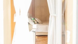 Un dormitorio con una cama, almohadas y una mesita de noche.