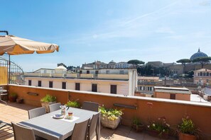 Outdoor dining - Your own private view over St.Peter! (Rome)