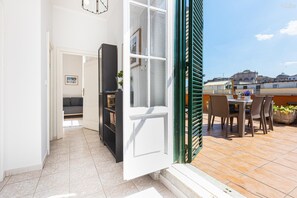 Outdoor dining - Your own private view over St.Peter! (Rome)