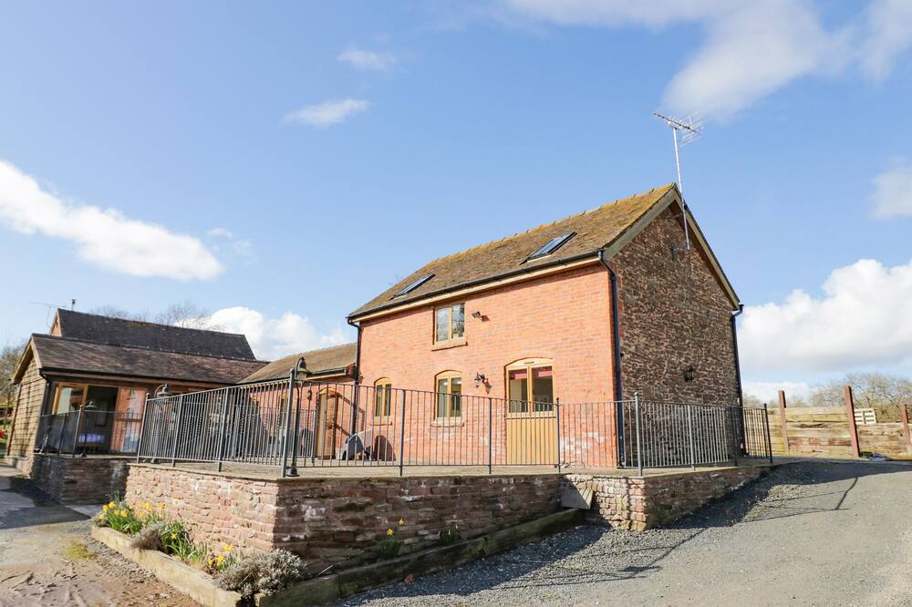THE TACK ROOM, pet friendly in Little Cowarne