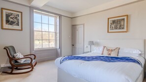 7 bedrooms, desk, iron/ironing board, travel cot