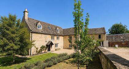 A sudeley castle cottage that sleeps 14 guests in 7 bedrooms