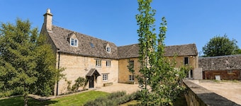 A sudeley castle cottage that sleeps 14 guests in 7 bedrooms