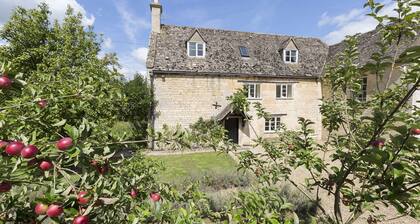 A sudeley castle cottage that sleeps 14 guests in 7 bedrooms