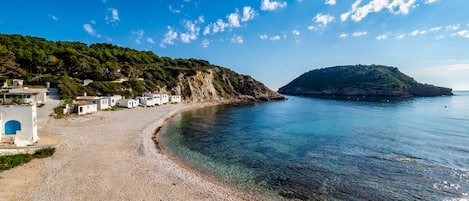 بالقرب من الشاطئ