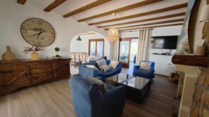 Télévision, cheminée, lecteur de DVD, table de tennis de table