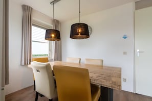 Dining - Island house with grass (play) field, green hedges and an open view. (OUDE-TONGE)
